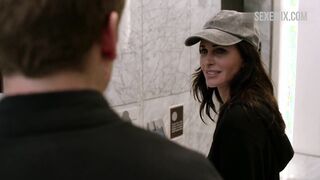 Courteney Cox が彼女の黒いブラを見せびらかす。Shameless のシーン