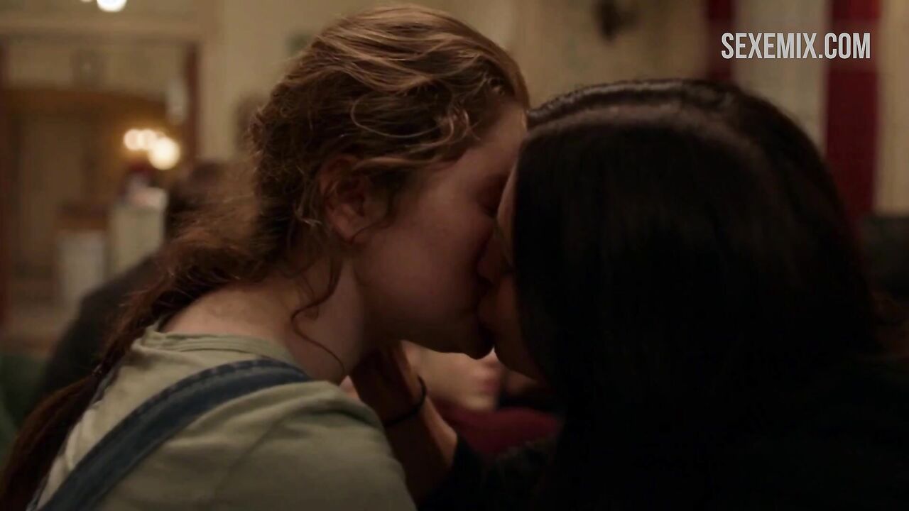 Courteney Cox kiss scene in Shameless