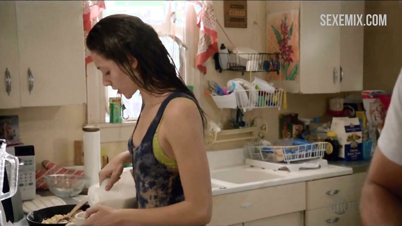 Emma Greenwell went into the kitchen without panties, scene in Shameless