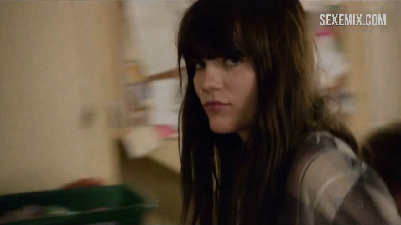 Emma Greenwell went into the kitchen without panties, scene in Shameless