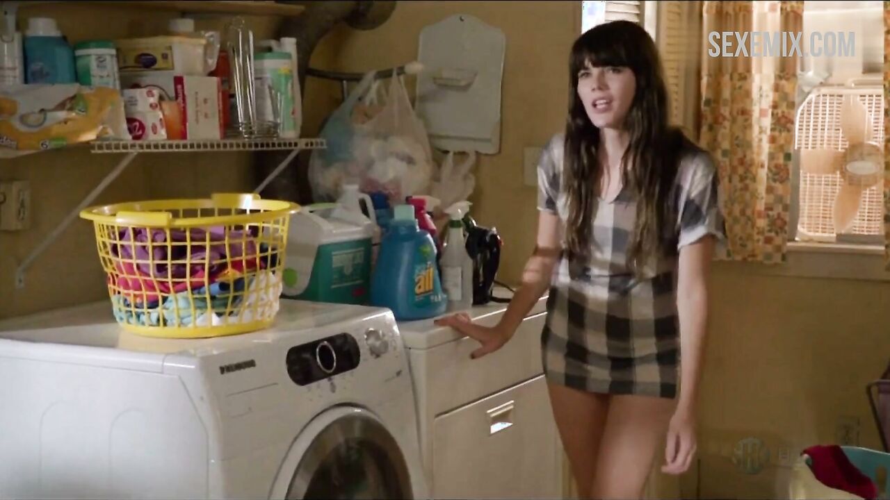 Emma Greenwell went into the kitchen without panties, scene in Shameless