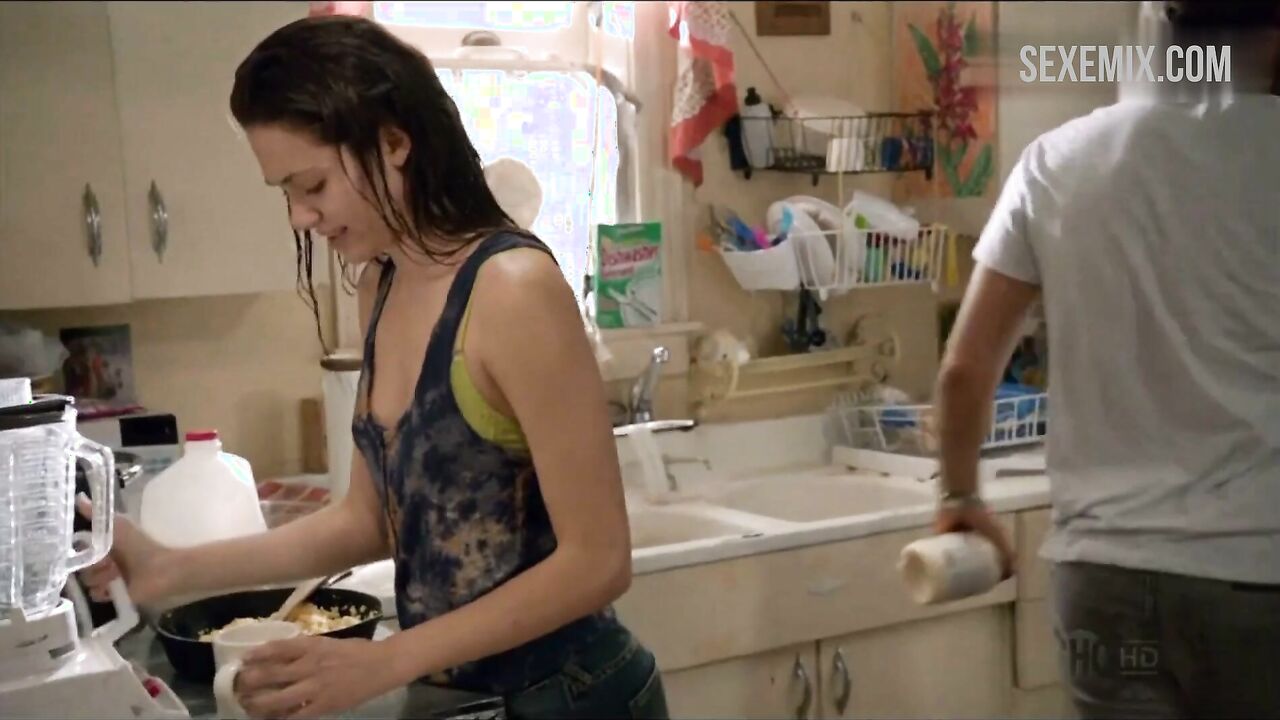 Emma Greenwell went into the kitchen without panties, scene in Shameless