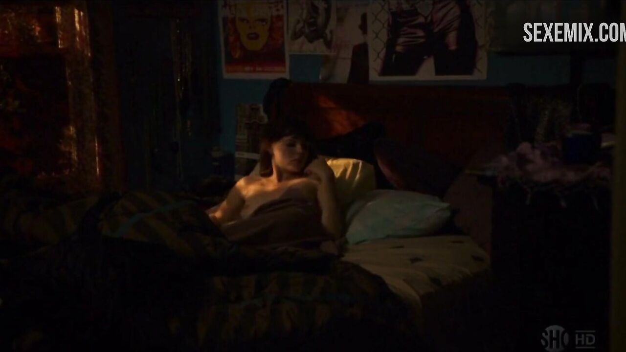 Naked Emma Greenwell getting out of bed, scene in Shameless