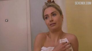 Scarlett Davis a montré ses seins sous la douche, scène dans #FollowMe