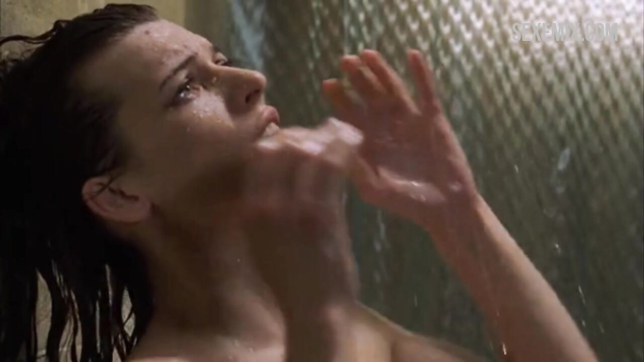 Milla Jovovich Brüste, lesbischer interrassischer Sex, im Film Kaliber .45