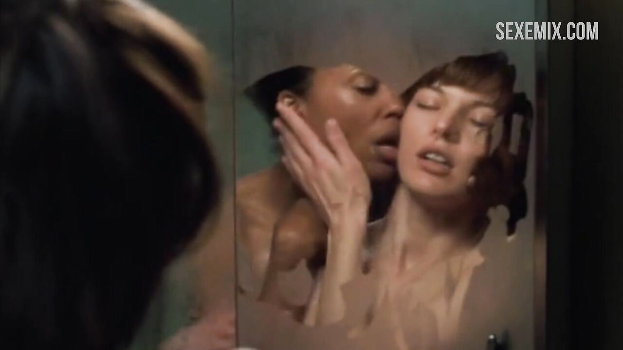 Milla Jovovich Brüste, lesbischer interrassischer Sex, im Film Kaliber .45