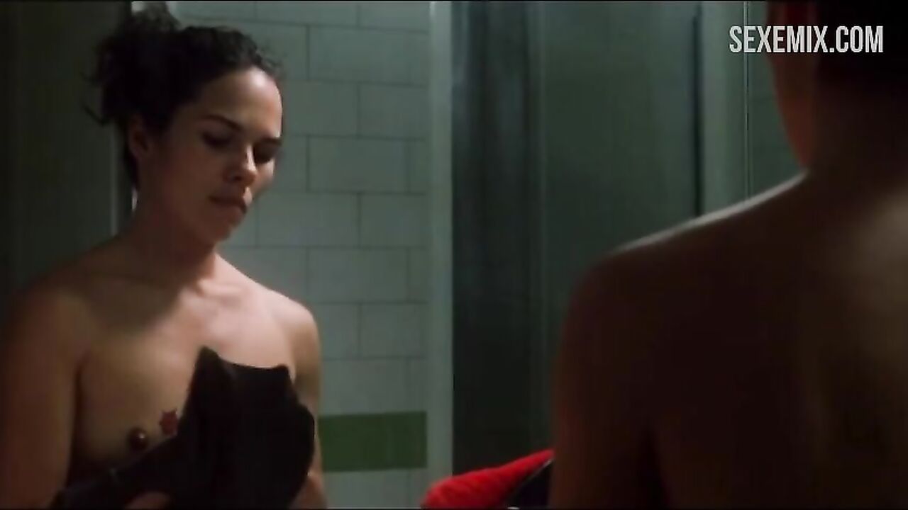 Carla Chambel puts on a tank top in front of a mirror, scene in 98 Octanas