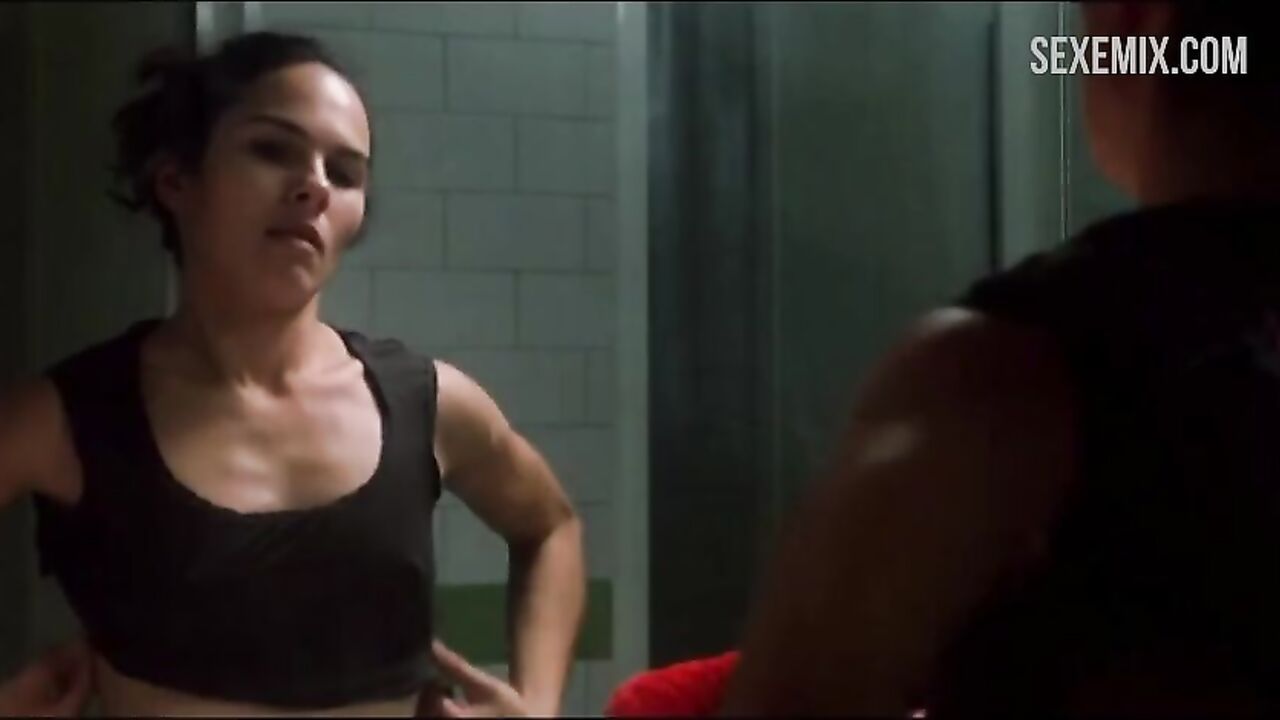 Carla Chambel puts on a tank top in front of a mirror, scene in 98 Octanas