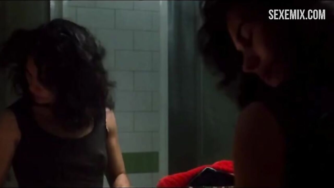 Carla Chambel puts on a tank top in front of a mirror, scene in 98 Octanas