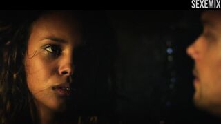 La calda Alisha Boe, scena sexy in 68 Kill