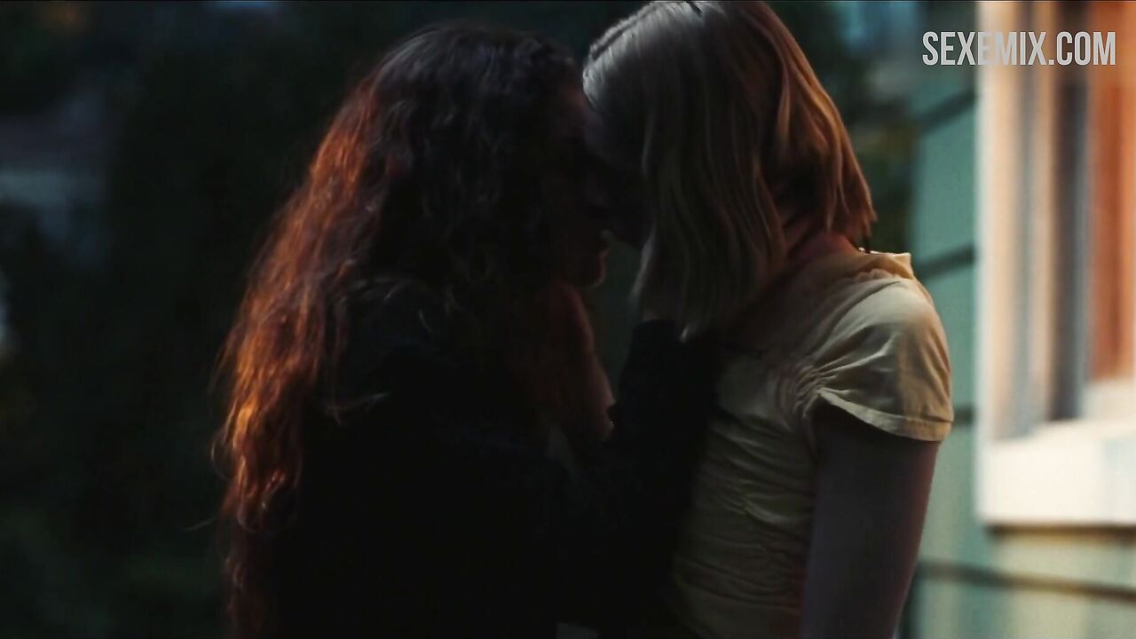 Zendaya and Hunter Schafer, lesbian sxene in Euphoria