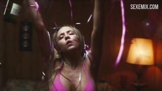 Wunderschöner Sydney Sweeney in einem rosa Bikini, Szene in Euphoria