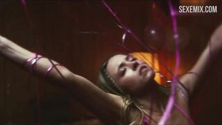 Wunderschöner Sydney Sweeney in einem rosa Bikini, Szene in Euphoria