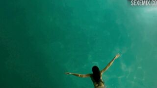 Elnaaz Norouzi Bikini, Schwimmen im Pool, Szene in Sacred Games