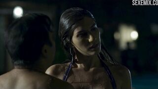 Elnaaz Norouzi Bikini, Schwimmen im Pool, Szene in Sacred Games