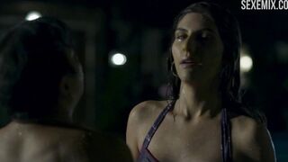 Elnaaz Norouzi Bikini, Schwimmen im Pool, Szene in Sacred Games