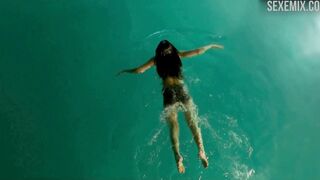 Elnaaz Norouzi Bikini, Schwimmen im Pool, Szene in Sacred Games