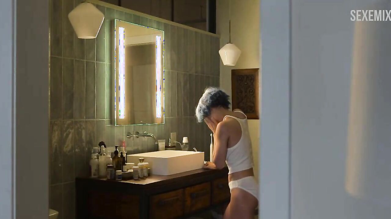 Zoë Kravitz she was humped by a guy from behind, scene in Kimi (2022)