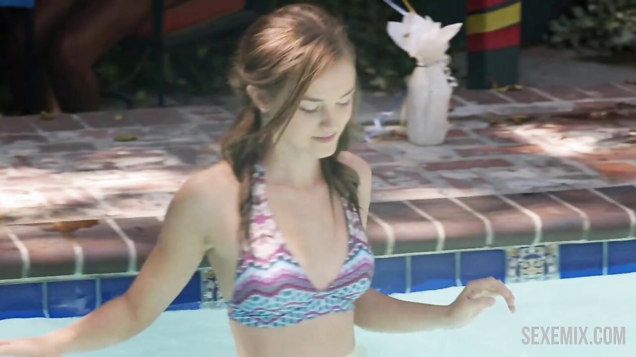 Tessa Harnetiaux in bikini, sexy scene in Lethal Seduction (2015)