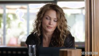 Dina Meyer baisée en position d'équitation et de missionnaire, scène dans Lethal Seduction (2015)