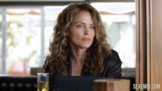 Dina Meyer baisée en position d'équitation et de missionnaire, scène dans Lethal Seduction (2015)