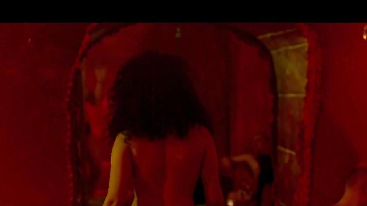 Sabrina Ouazani shows us her ass, erotic scene in De l'autre cote du periph 2012