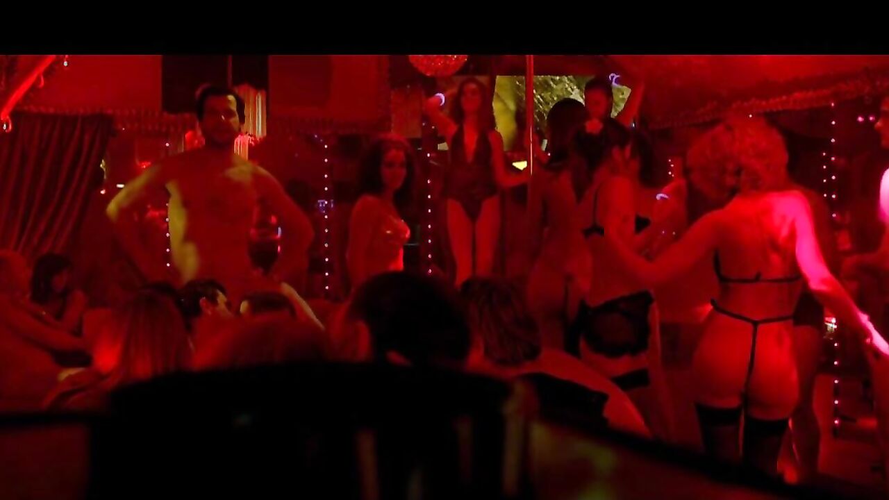 Sabrina Ouazani shows us her ass, erotic scene in De l'autre cote du periph 2012