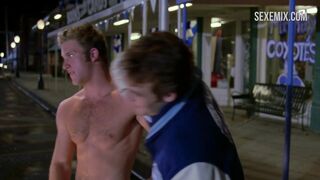 Bristi Havins, demonstrando o corpo nu e os seios, cena em Varsity Blues (1999)