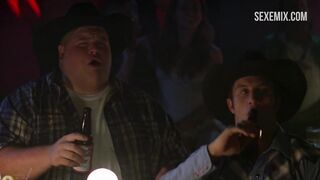 Tonie Perensky bailando striptease y nos enseña las tetas, escena de Varsity Blues (1999)