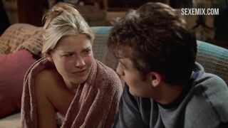 Ali Larter exhibe ses seins et sa chatte nus, scène dans Varsity Blues (1999)