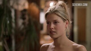 Ali Larter exhibe ses seins et sa chatte nus, scène dans Varsity Blues (1999)