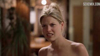 Ali Larter exhibe ses seins et sa chatte nus, scène dans Varsity Blues (1999)