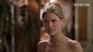 Ali Larter exhibe ses seins et sa chatte nus, scène dans Varsity Blues (1999)