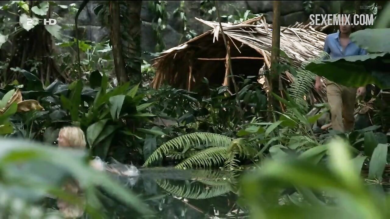 Isabell Gerschke zeigt nackten Hintern und Brüste, Szene in Fluss des Lebens Verloren am Amazonas 2013