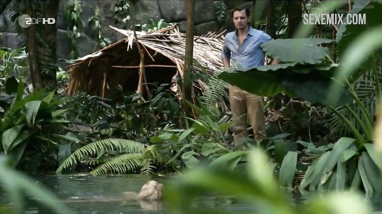 Isabell Gerschke zeigt nackten Hintern und Brüste, Szene in Fluss des Lebens Verloren am Amazonas 2013