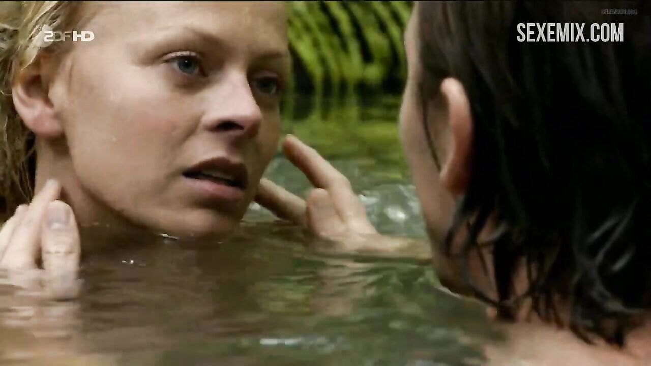 Isabell Gerschke zeigt nackten Hintern und Brüste, Szene in Fluss des Lebens Verloren am Amazonas 2013