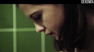 Annina Walt sta dimostrando il corpo nudo e la fica, scena in Amateur Teens (2015)