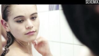 Annina Walt sta dimostrando il corpo nudo e la fica, scena in Amateur Teens (2015)