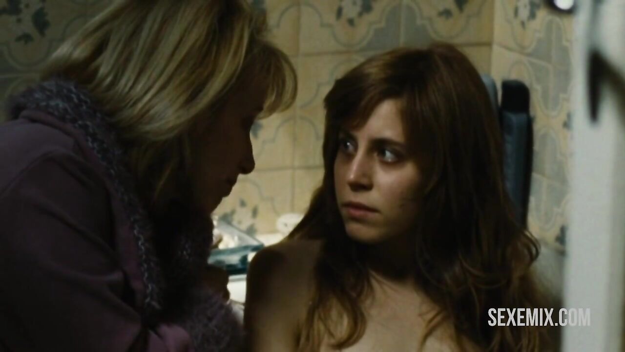 Ines Efron and Mariela Vitale nude, lesbian scene - El nino pez (2009)