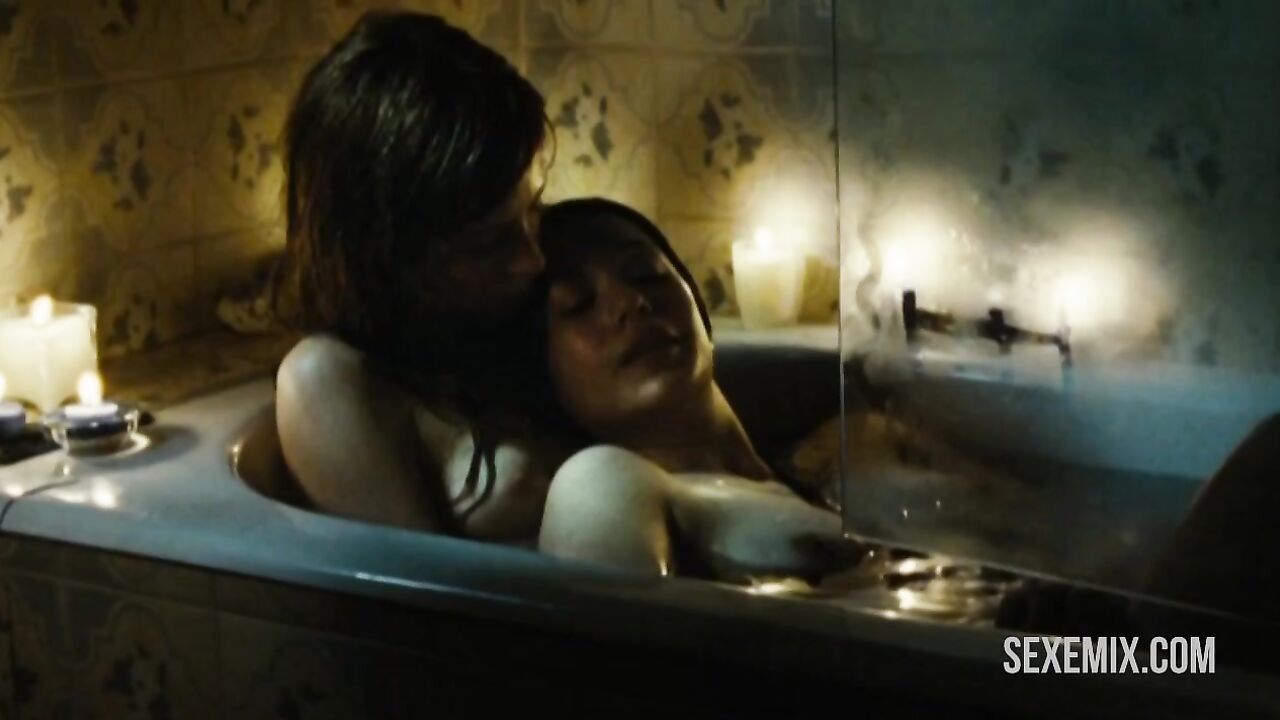 Ines Efron and Mariela Vitale nude, lesbian scene - El nino pez (2009)