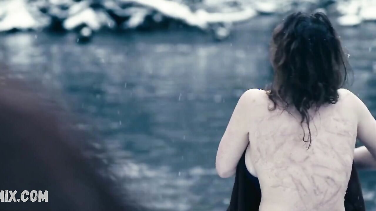 Victoria Morrison heiße Brüste, Szene in Wolf (2019)