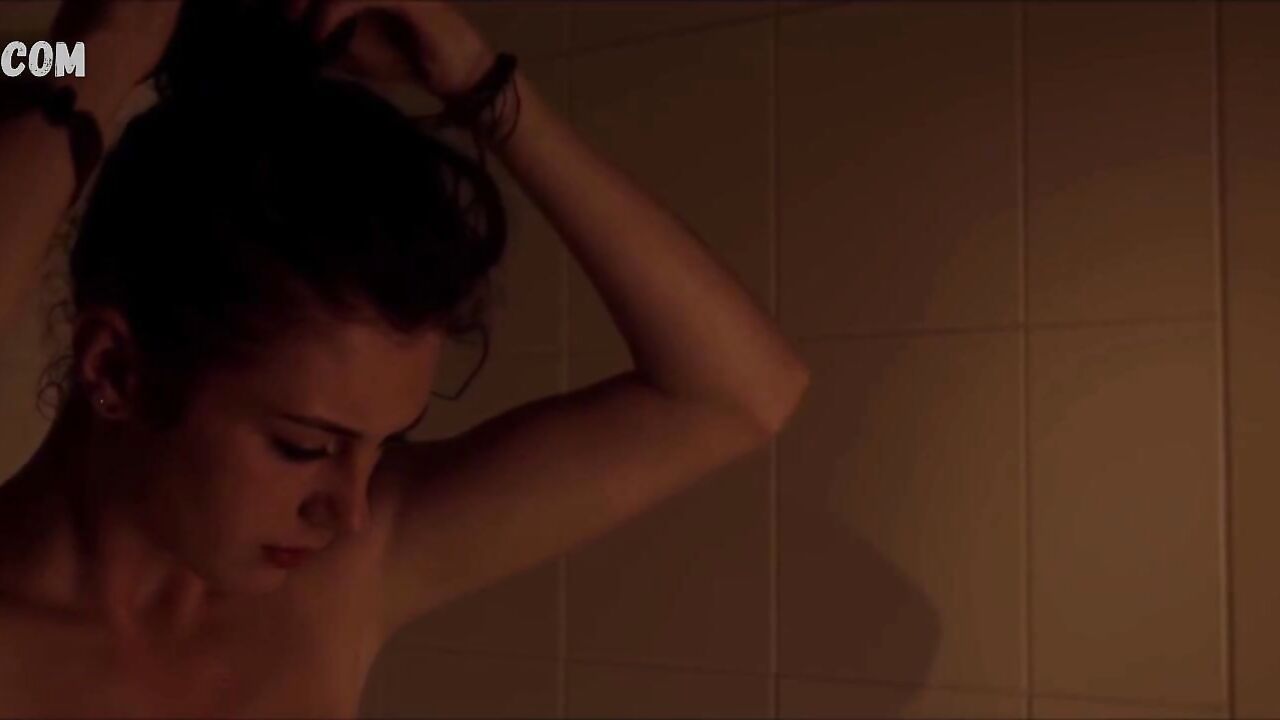 Penny Jenkinson sexy, im Badezimmer, Szene in „Sukkel voor de Liefde“ (2014)