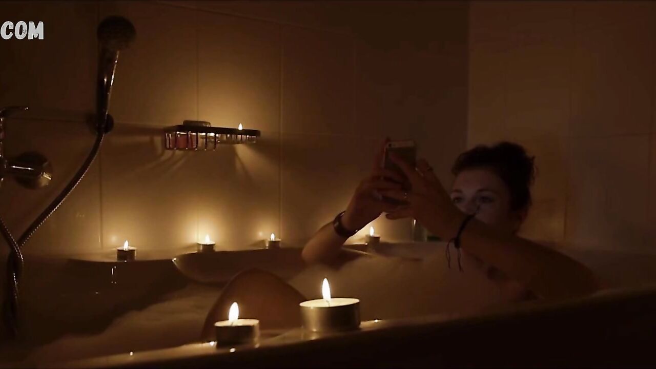 Penny Jenkinson sexy, im Badezimmer, Szene in „Sukkel voor de Liefde“ (2014)