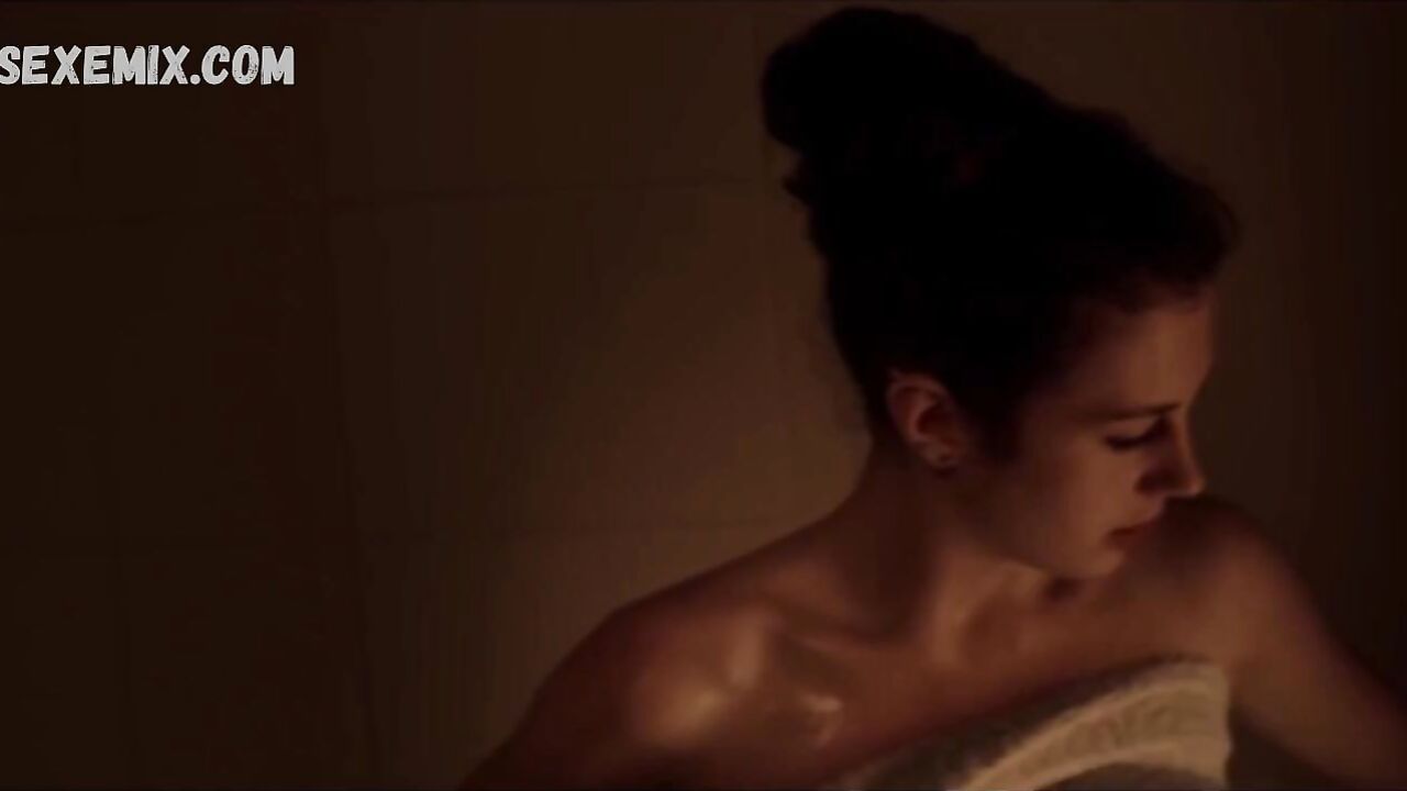 Penny Jenkinson sexy, im Badezimmer, Szene in „Sukkel voor de Liefde“ (2014)