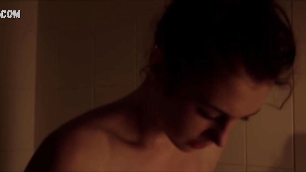 Penny Jenkinson sexy, im Badezimmer, Szene in „Sukkel voor de Liefde“ (2014)