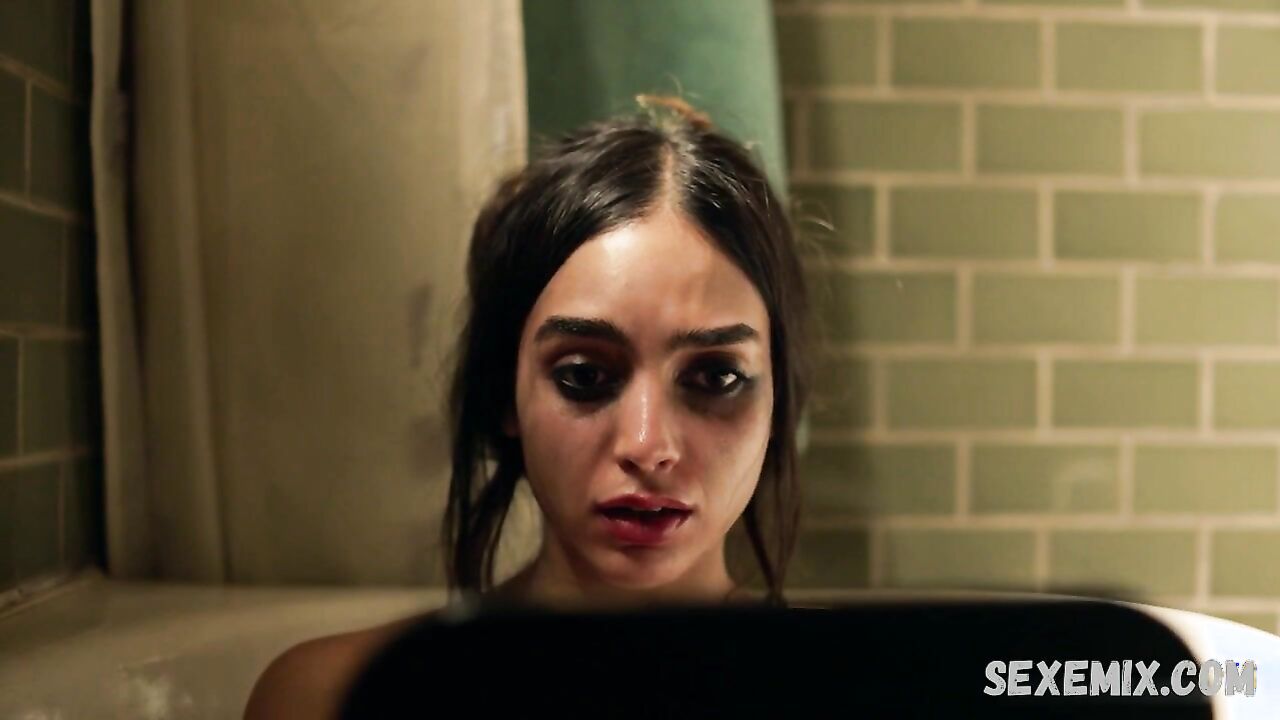 Melissa Barrera sexy, in bathroom, scene in Vida s02e07 (2019)