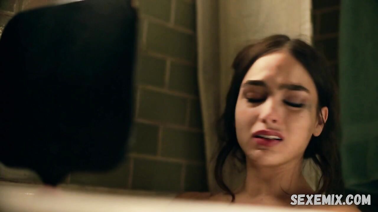 Melissa Barrera sexy, in bathroom, scene in Vida s02e07 (2019)