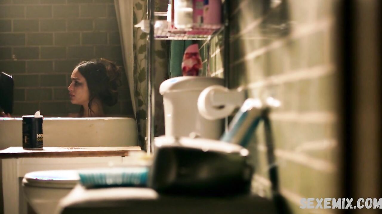 Melissa Barrera sexy, in bathroom, scene in Vida s02e07 (2019)