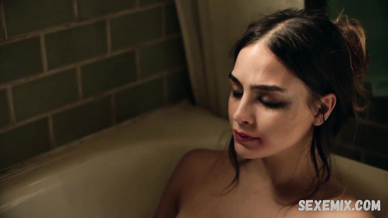 Melissa Barrera sexy, in bathroom, scene in Vida s02e07 (2019)