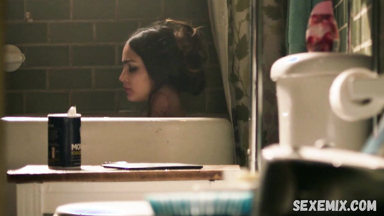 Melissa Barrera sexy, in bathroom, scene in Vida s02e07 (2019)